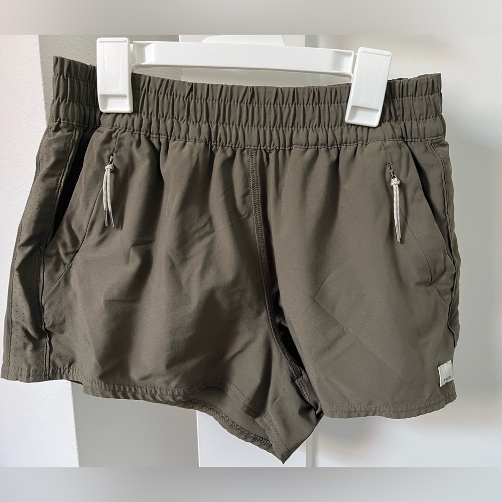 Vuori women’s dash shorts medium green